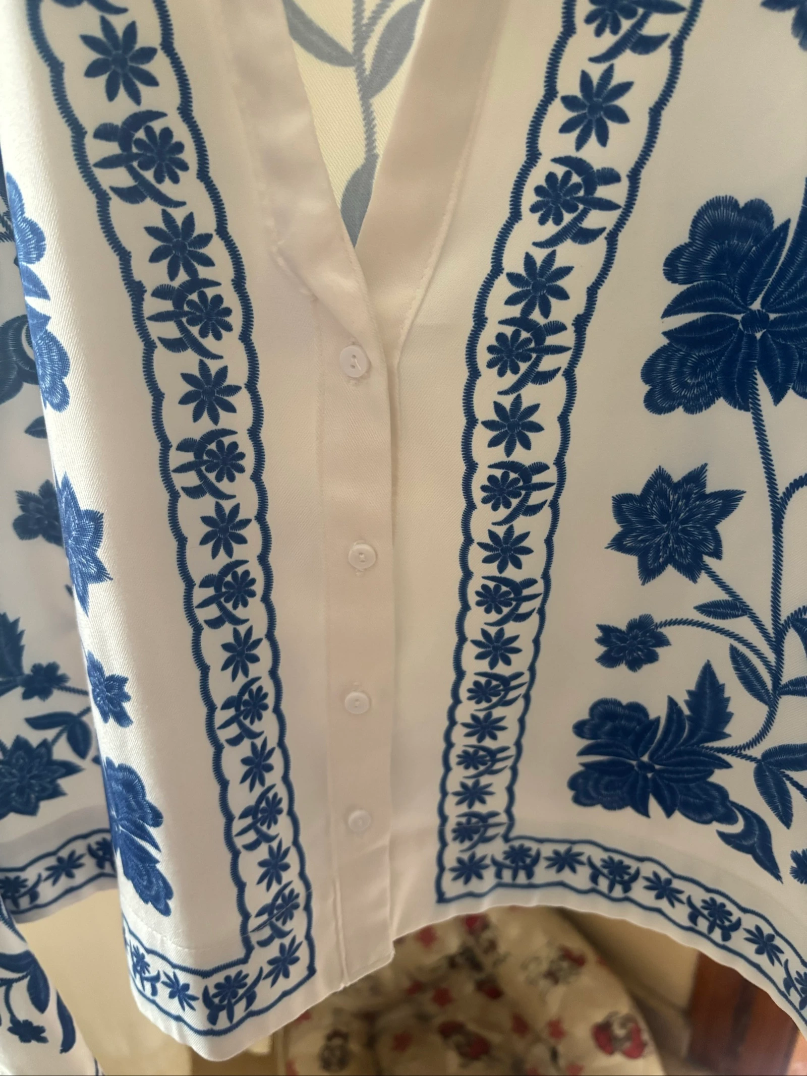 Blusa blanca con bordados azules – photo 2